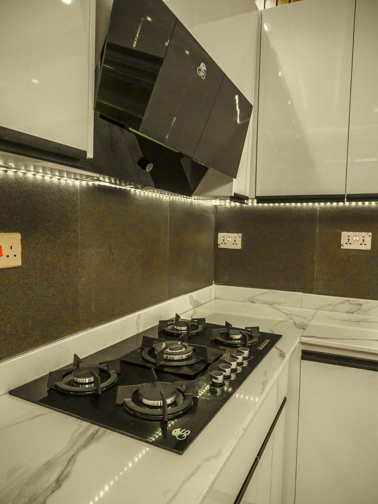 Kitchen & Dining Space